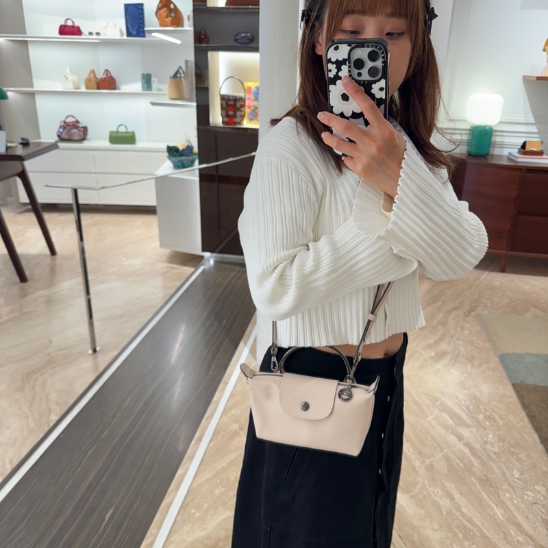 極新 歐洲專櫃購入正品 Longchamp LE PLIAGE XTRA 手拿包 XS 裸色皮革手拿包 斜背包 迷你水餃包 裸粉色-4