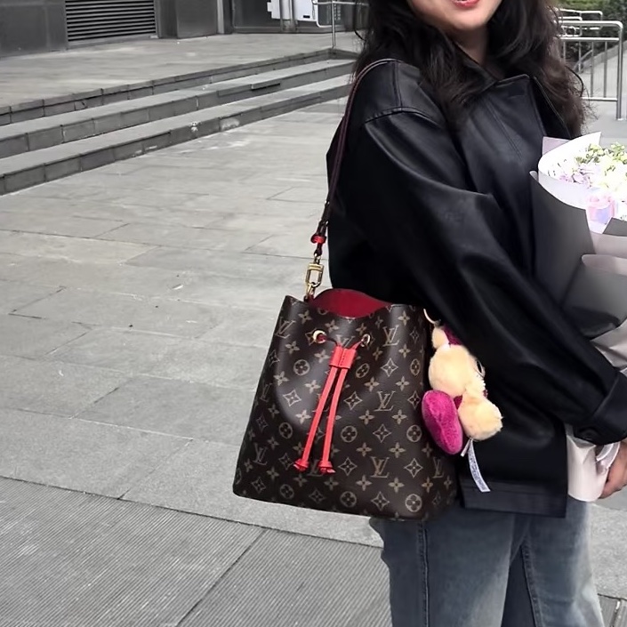 實用百搭神包😍99新🆕Lv路易威登老花NeoNoe紅色水桶包單肩斜挎包-0