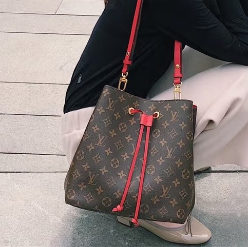 實用百搭神包😍99新🆕Lv路易威登老花NeoNoe紅色水桶包單肩斜挎包-2