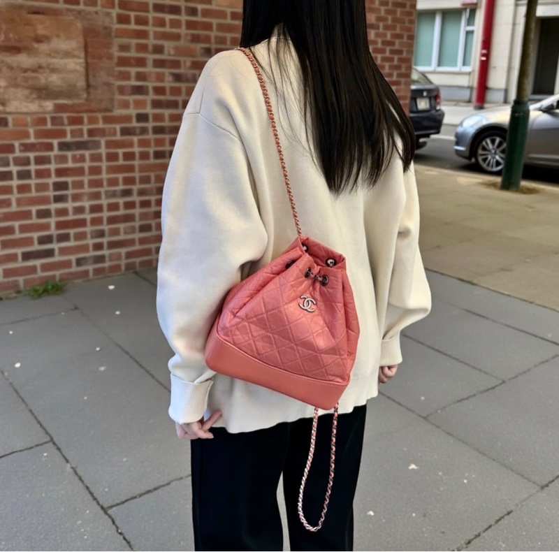 香奈兒Gabrielle CHANEL粉橘牛皮仿舊銀釦束口後背包A94485-0