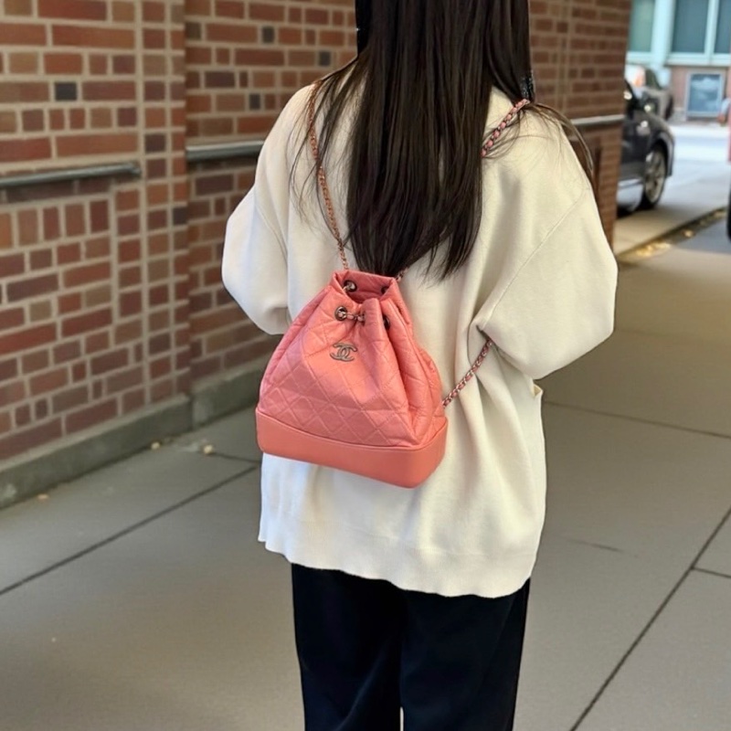 香奈兒Gabrielle CHANEL粉橘牛皮仿舊銀釦束口後背包A94485-1