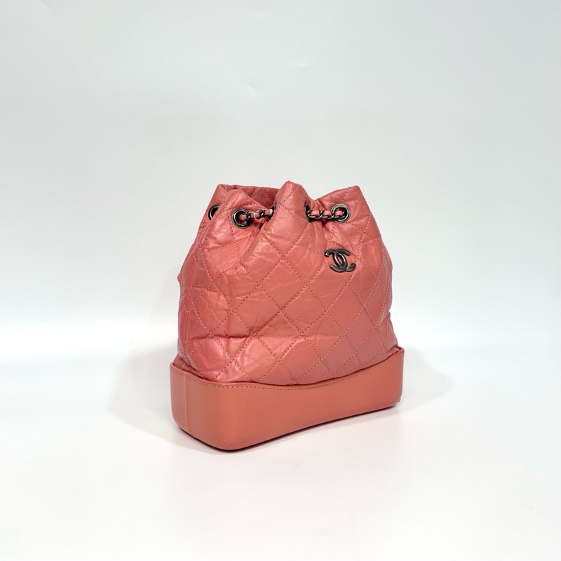 香奈兒Gabrielle CHANEL粉橘牛皮仿舊銀釦束口後背包A94485-6