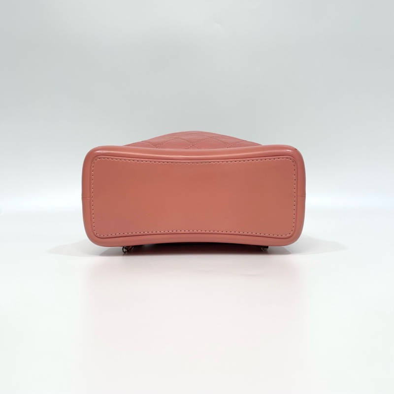 香奈兒Gabrielle CHANEL粉橘牛皮仿舊銀釦束口後背包A94485-8