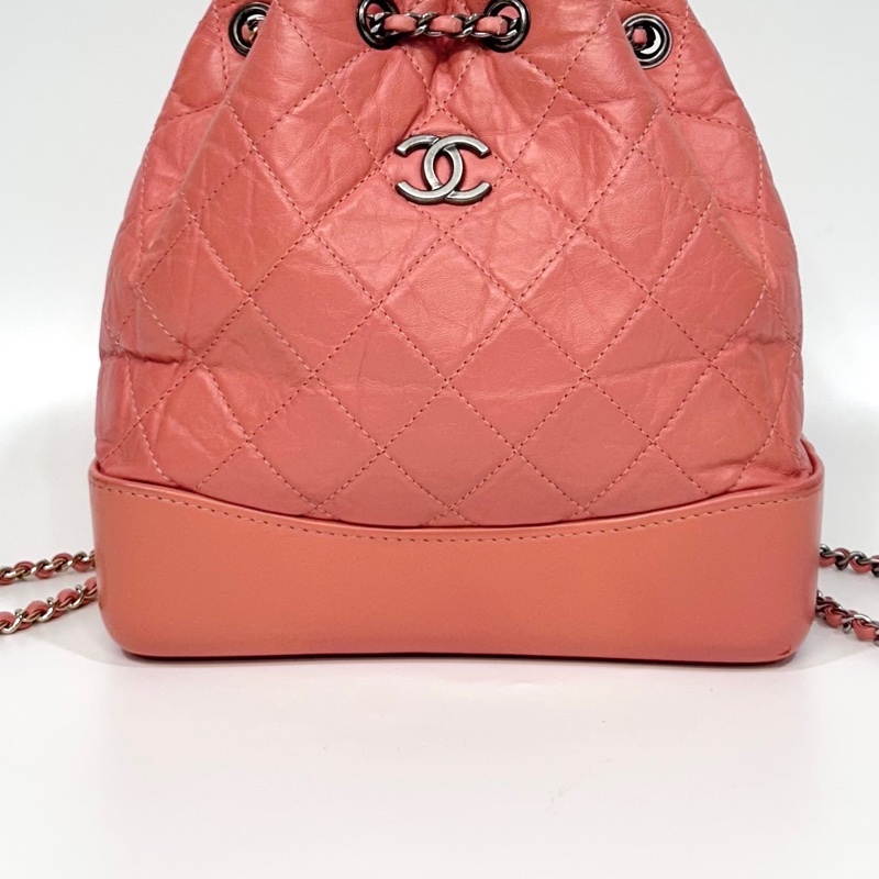 香奈兒Gabrielle CHANEL粉橘牛皮仿舊銀釦束口後背包A94485-12