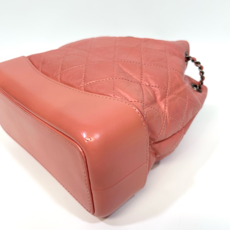 香奈兒Gabrielle CHANEL粉橘牛皮仿舊銀釦束口後背包A94485-14