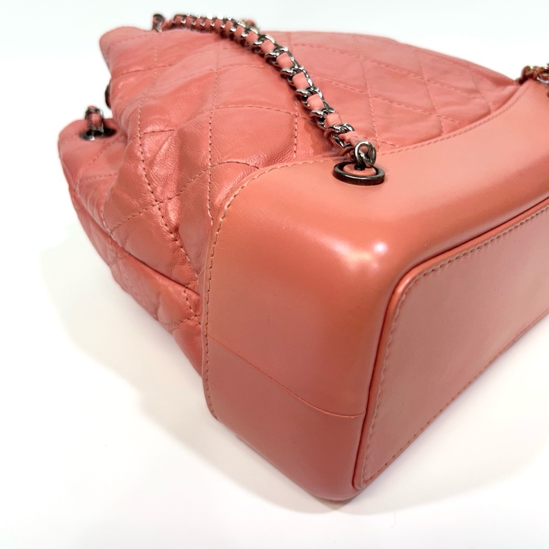 香奈兒Gabrielle CHANEL粉橘牛皮仿舊銀釦束口後背包A94485-17