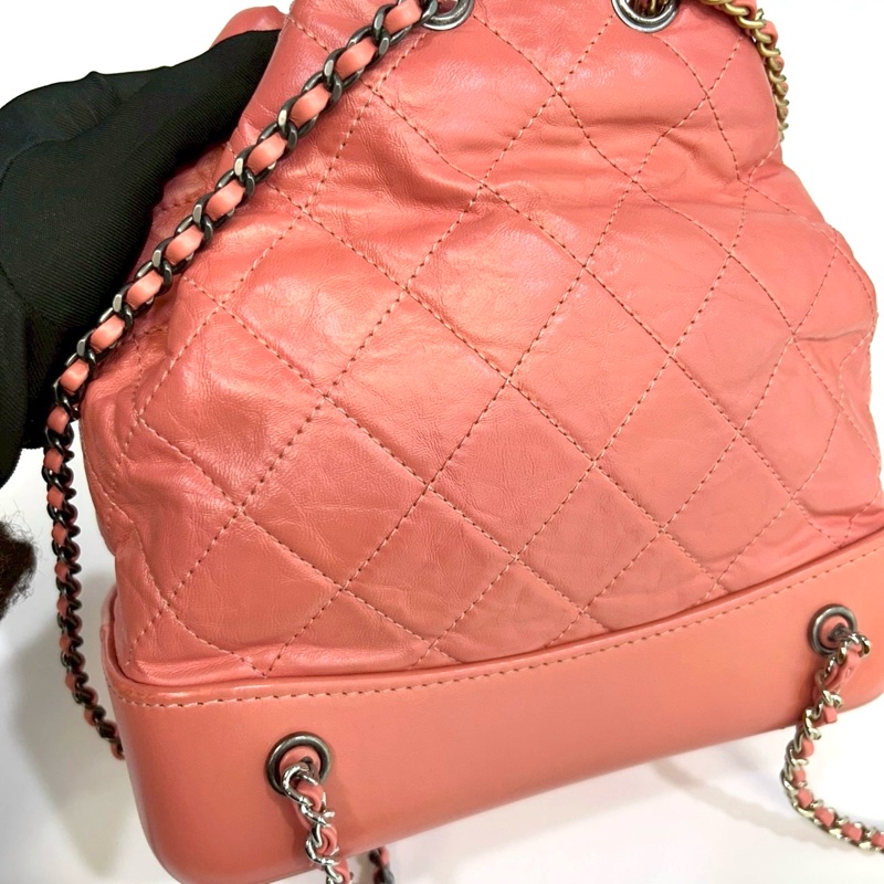 香奈兒Gabrielle CHANEL粉橘牛皮仿舊銀釦束口後背包A94485-10