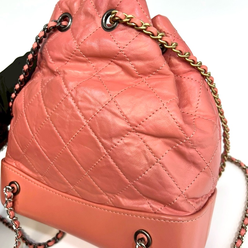 香奈兒Gabrielle CHANEL粉橘牛皮仿舊銀釦束口後背包A94485-11