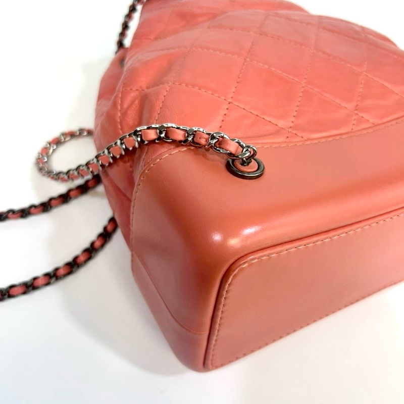 香奈兒Gabrielle CHANEL粉橘牛皮仿舊銀釦束口後背包A94485-17