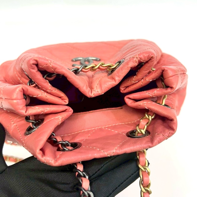 香奈兒Gabrielle CHANEL粉橘牛皮仿舊銀釦束口後背包A94485-19