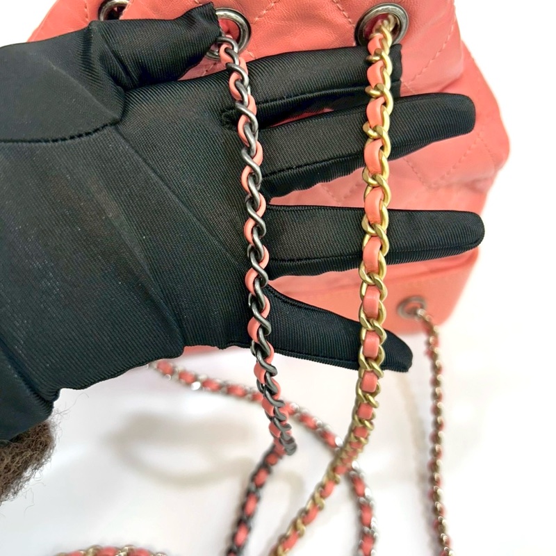 香奈兒Gabrielle CHANEL粉橘牛皮仿舊銀釦束口後背包A94485-21