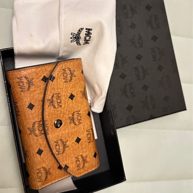 mcm牛皮防刮內層三摺短夾 九成新-0