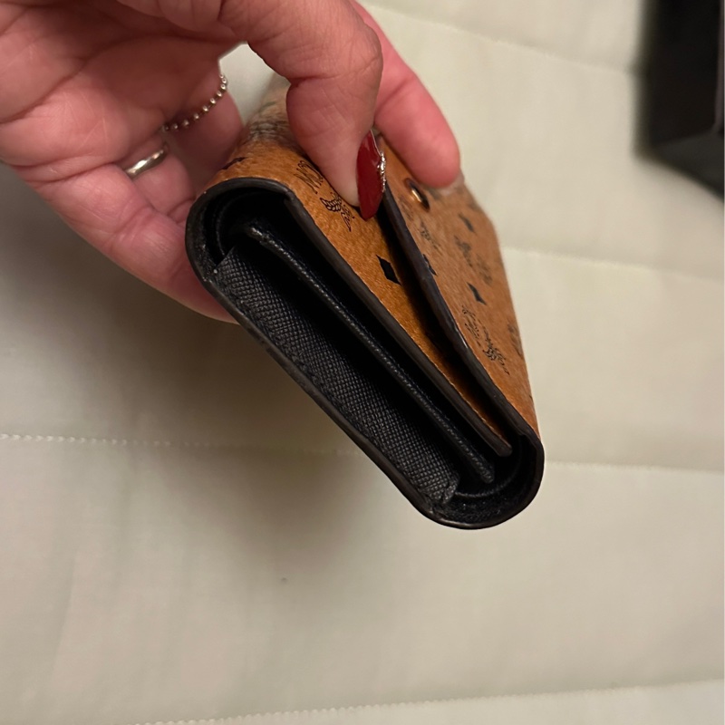 mcm牛皮防刮內層三摺短夾 九成新-2