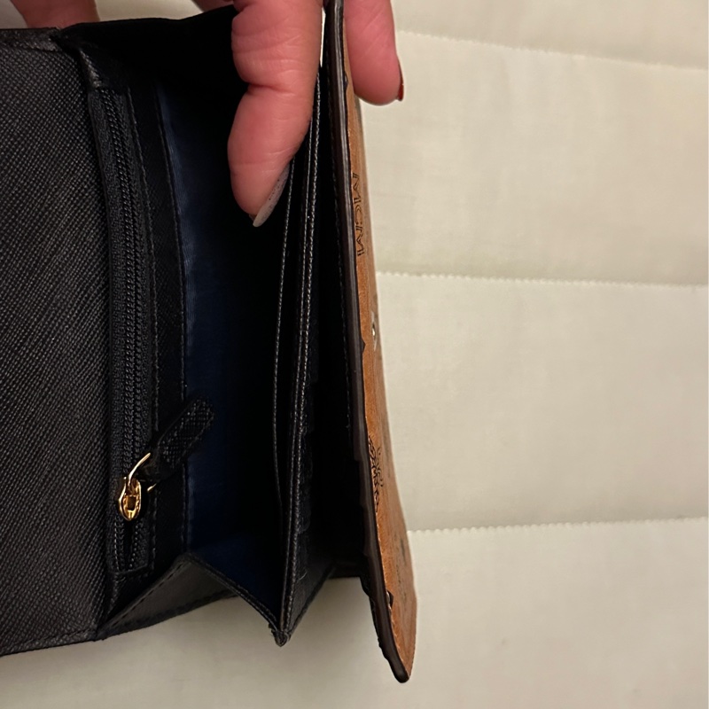 mcm牛皮防刮內層三摺短夾 九成新-5