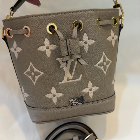 L V斑鳩灰水桶包 m45261