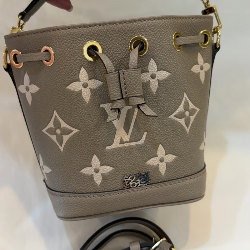 L V斑鳩灰水桶包 m45261-0