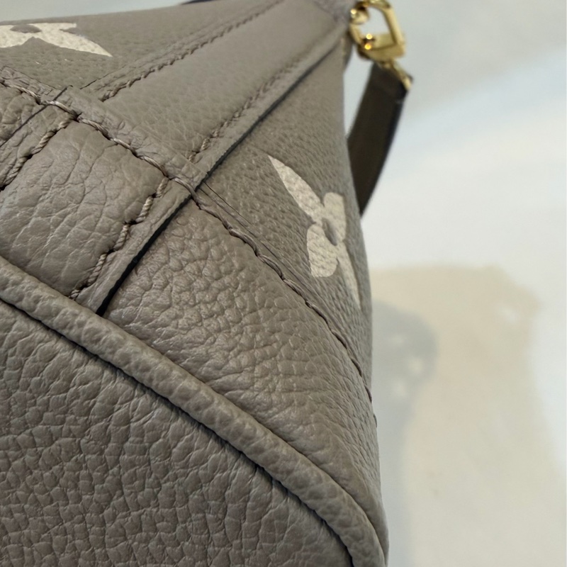 L V斑鳩灰水桶包 m45261-3