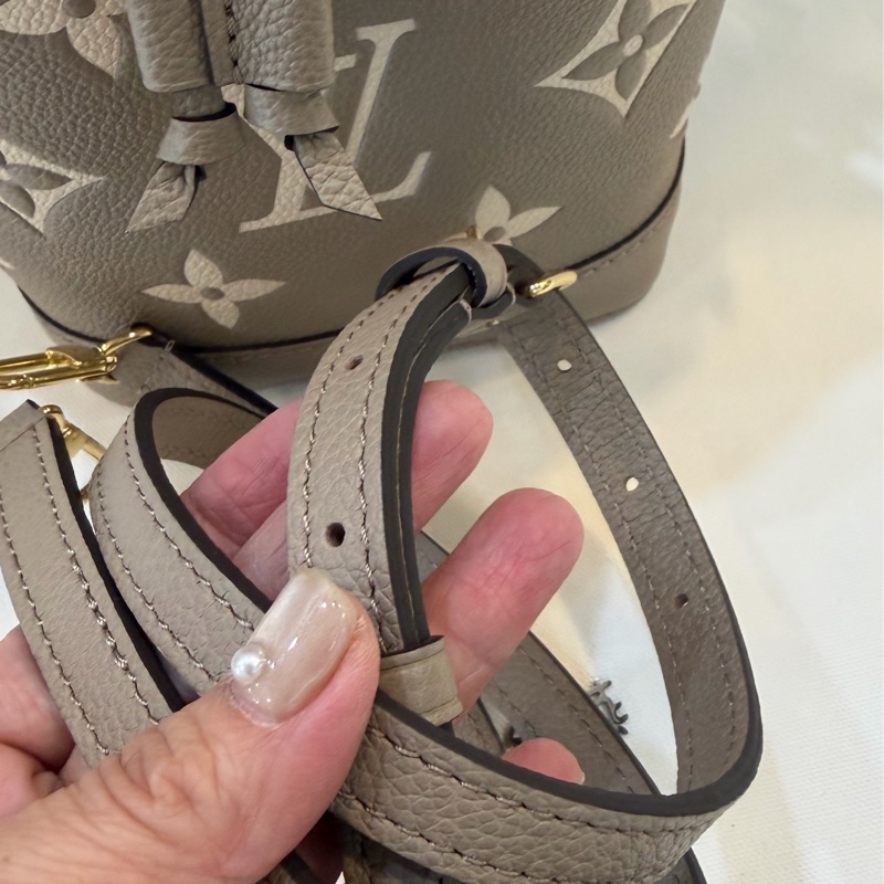 L V斑鳩灰水桶包 m45261-4