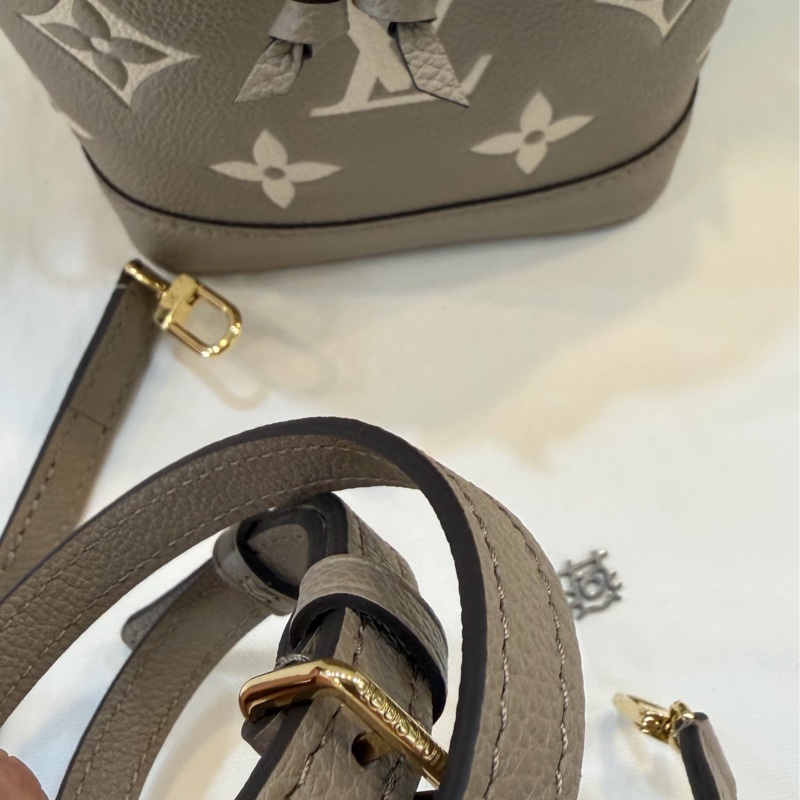 L V斑鳩灰水桶包 m45261-7