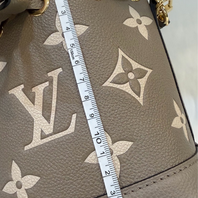 L V斑鳩灰水桶包 m45261-8