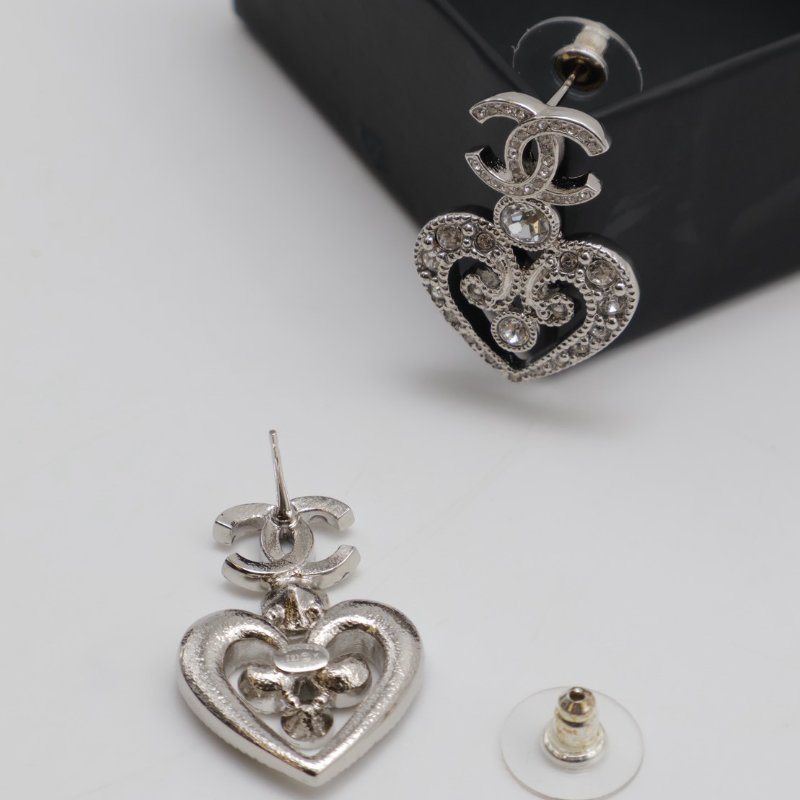 CHANEL 23K滿鑽愛心雕花耳環-2