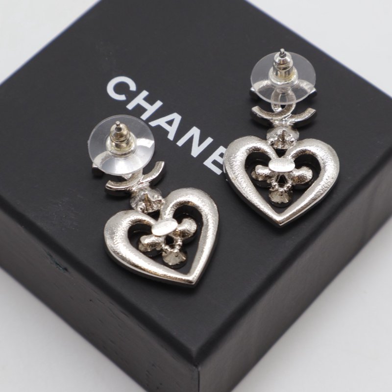 CHANEL 23K滿鑽愛心雕花耳環-3