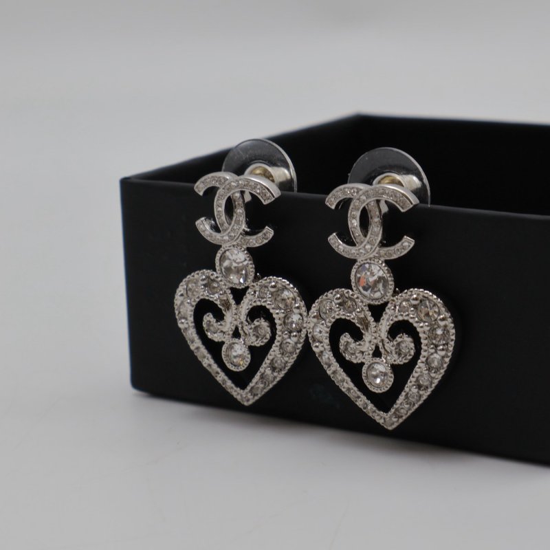 CHANEL 23K滿鑽愛心雕花耳環-4