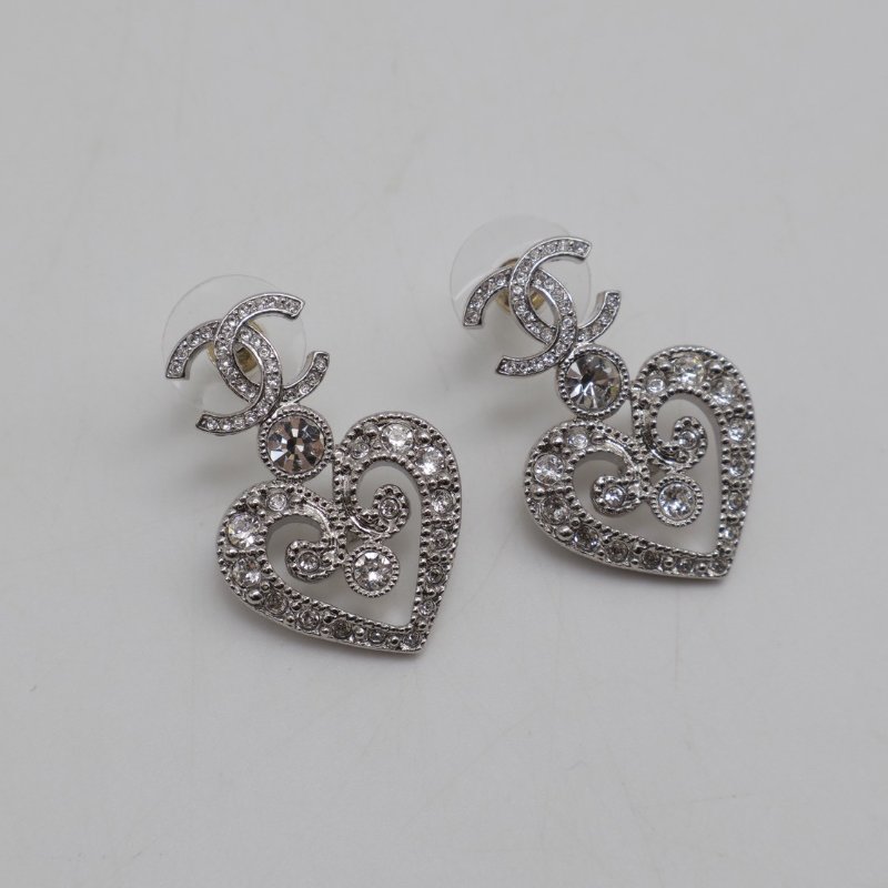 CHANEL 23K滿鑽愛心雕花耳環-6