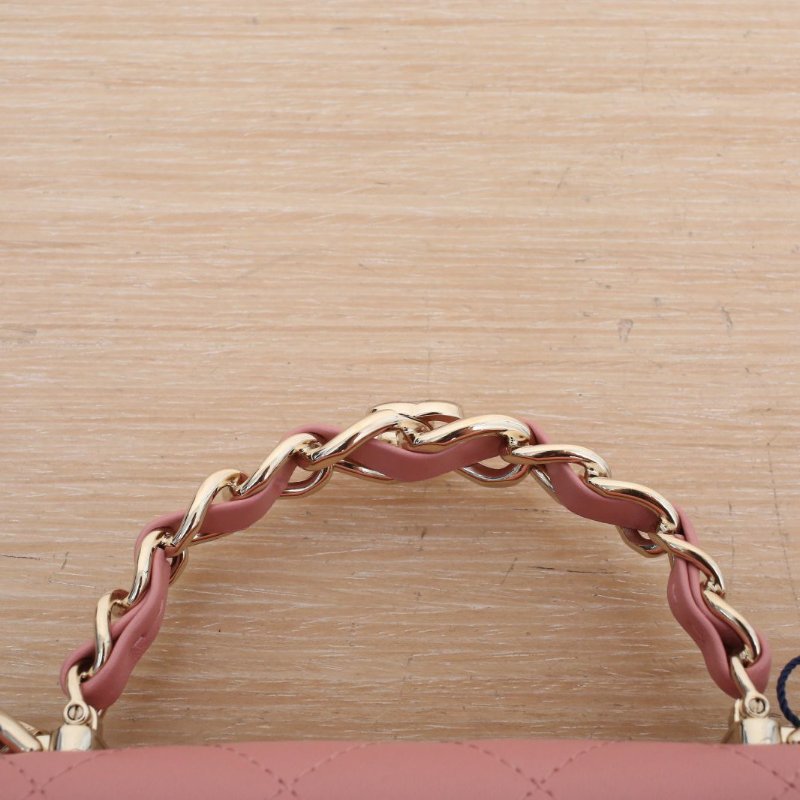 CHANEL 粉色羊皮鐳射標淺金扣23K皮穿鏈手柄woc17肩背包-2