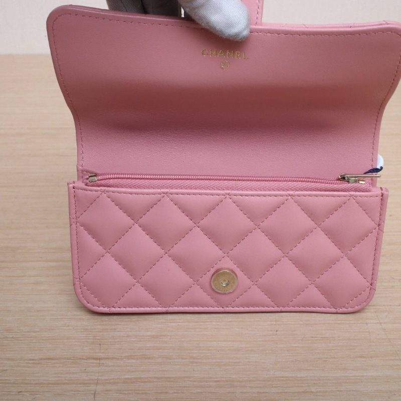 CHANEL 粉色羊皮鐳射標淺金扣23K皮穿鏈手柄woc17肩背包-3