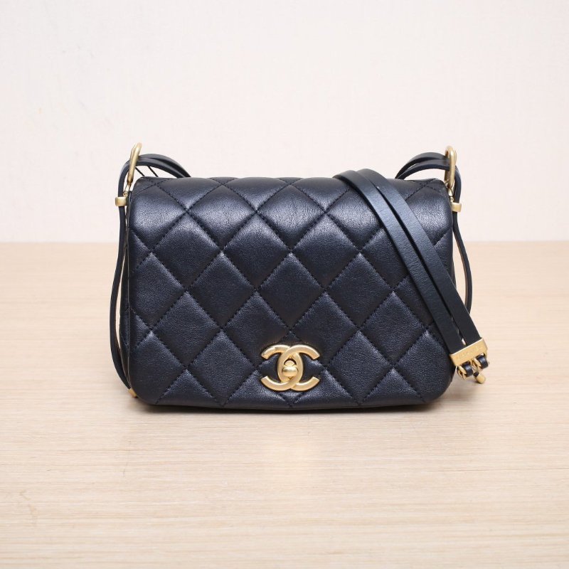 CHANEL 黑色羊皮晶片開金扣23BCF季節款口蓋包雙皮帶扣鏈條包肩背包-1