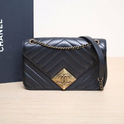 CHANEL 黑色羊皮21開金扣季節款菱形扣V紋口蓋包肩背包