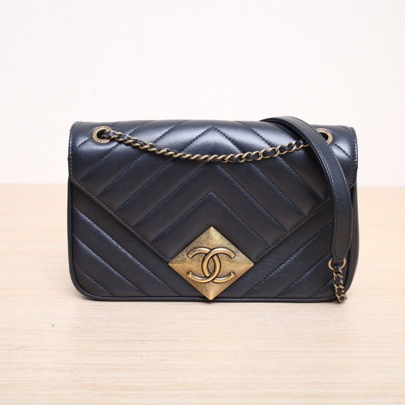 CHANEL 黑色羊皮21開金扣季節款菱形扣V紋口蓋包肩背包-1