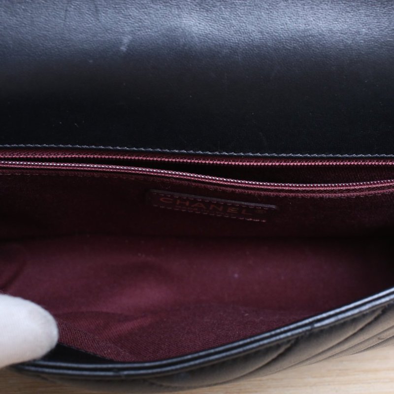 CHANEL 黑色羊皮21開金扣季節款菱形扣V紋口蓋包肩背包-3