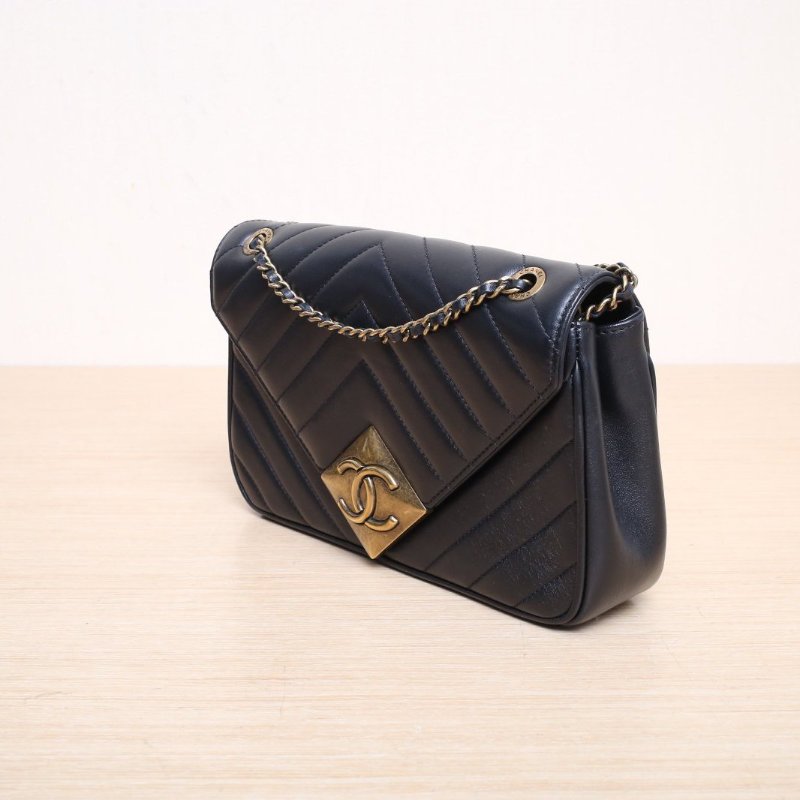CHANEL 黑色羊皮21開金扣季節款菱形扣V紋口蓋包肩背包-4