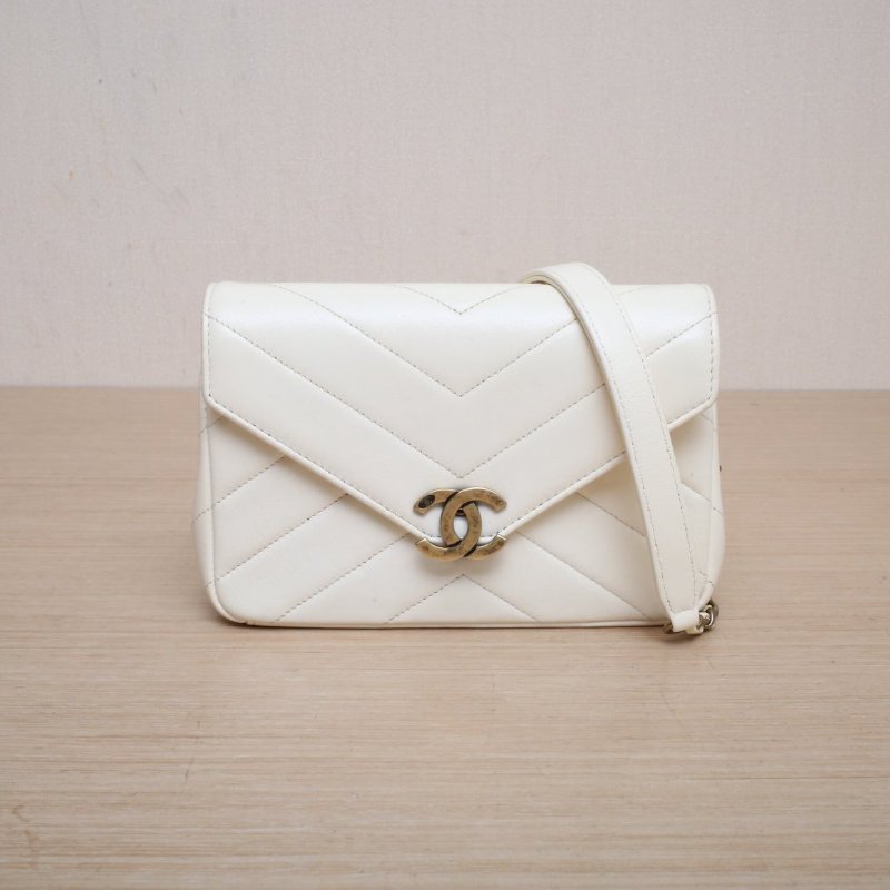 CHANEL 白色羊皮22開金扣CF季節款口蓋包大miniV紋二合一信封包肩背包-1