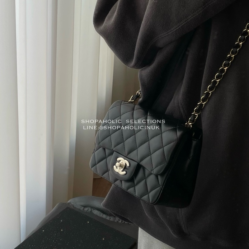 Chanel經典款方胖黑色羊皮淡金釦A35200-0
