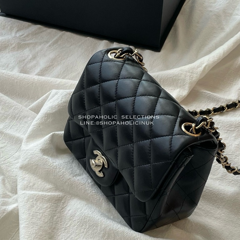 Chanel經典款方胖黑色羊皮淡金釦A35200-1
