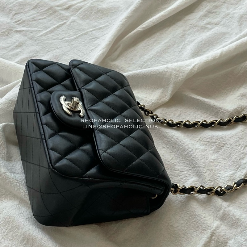 Chanel經典款方胖黑色羊皮淡金釦A35200-2