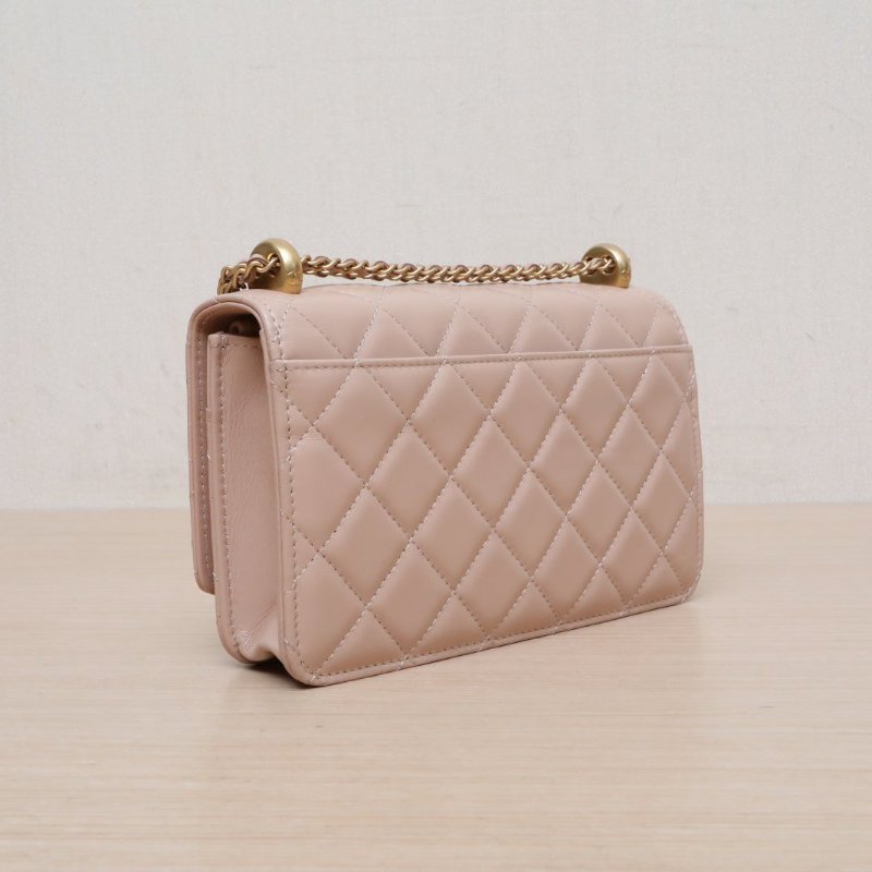 CHANEL 21KCFWOC19牛皮晶片開裸粉色金扣雙金珠皮穿鏈肩背包-4