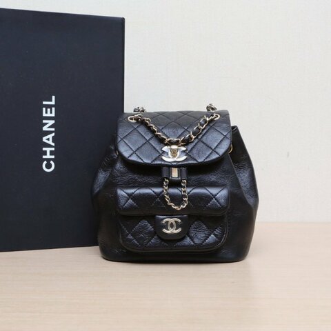 CHANEL Duma抽繩口蓋雙肩包單口袋小號18黑色牛皮晶片開金扣肩背包