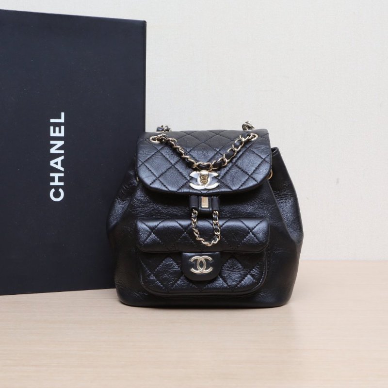 CHANEL Duma抽繩口蓋雙肩包單口袋小號18黑色牛皮晶片開金扣肩背包-0