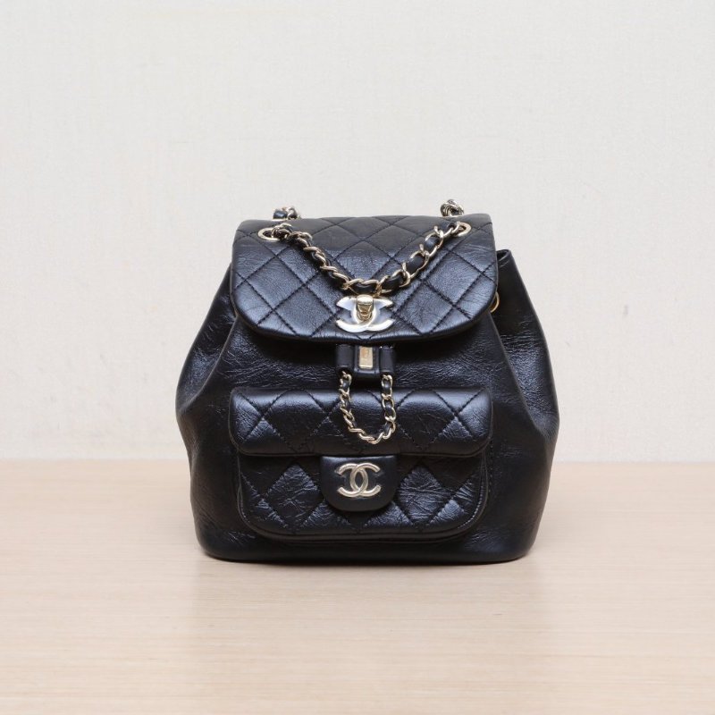 CHANEL Duma抽繩口蓋雙肩包單口袋小號18黑色牛皮晶片開金扣肩背包-1