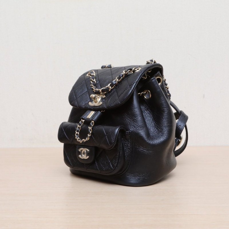 CHANEL Duma抽繩口蓋雙肩包單口袋小號18黑色牛皮晶片開金扣肩背包-4