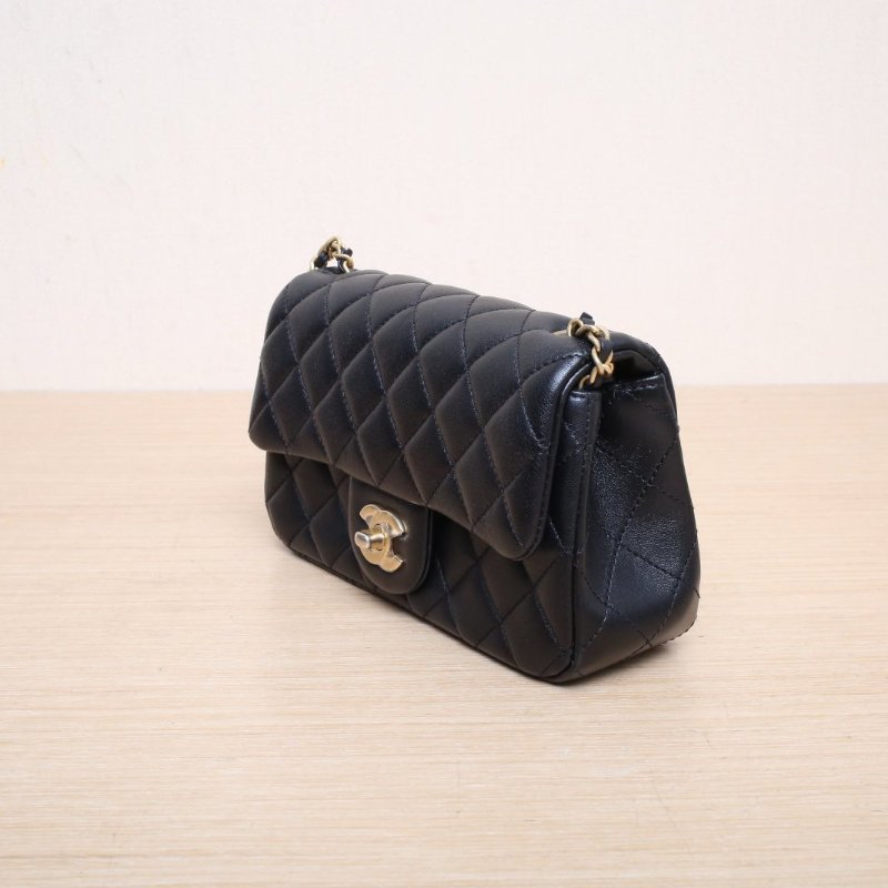 CHANEL CF口蓋包新款硬底大Mini20黑色羊皮晶片開金扣金球調節扣肩帶肩背包-4