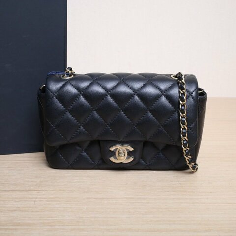 CHANEL 黑色羊皮晶片開金扣24K季節款CF口蓋包mini18肩背包