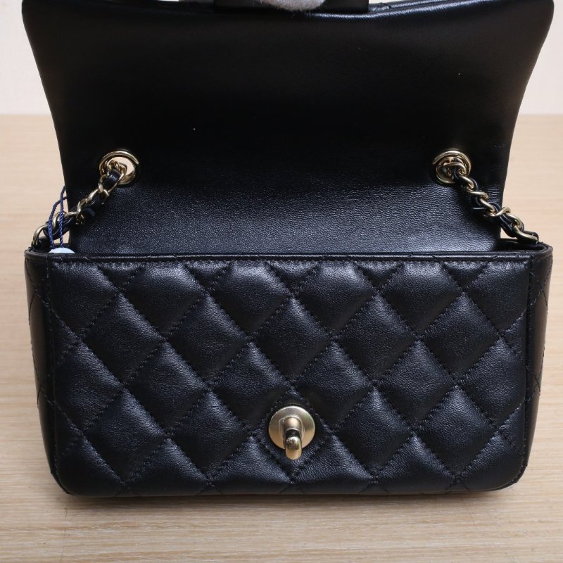 CHANEL 黑色羊皮晶片開金扣24K季節款CF口蓋包mini18肩背包-2