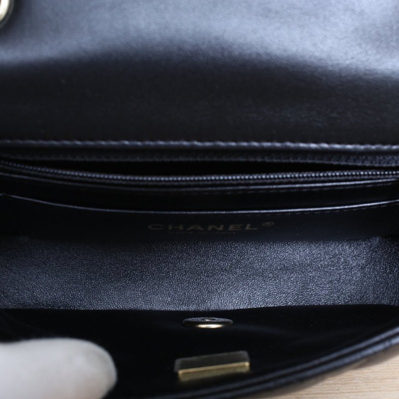 CHANEL 黑色羊皮晶片開金扣24K季節款CF口蓋包mini18肩背包-3