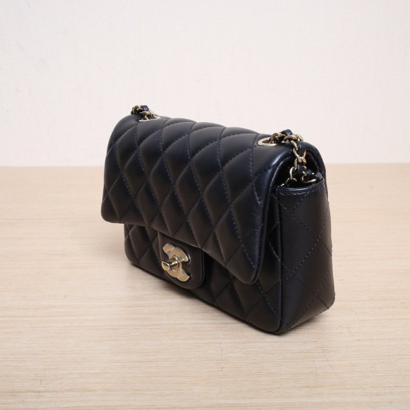 CHANEL 黑色羊皮晶片開金扣24K季節款CF口蓋包mini18肩背包-4