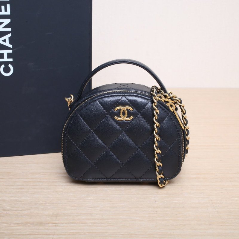 CHANEL 黑色羊皮鐳射標金扣23C半月保齡球mini肩背包-0